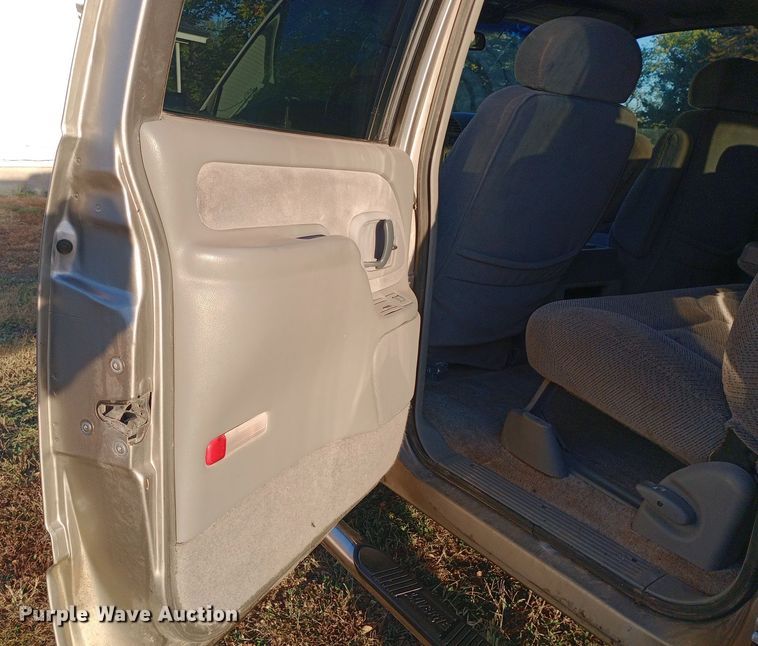 image for item DW0834 1998 GMC Suburban 2500  SUV