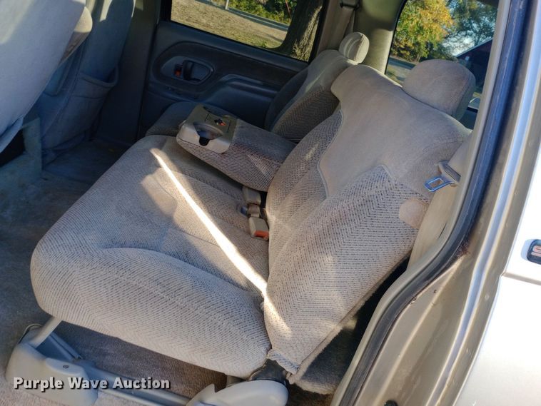 image for item DW0834 1998 GMC Suburban 2500  SUV