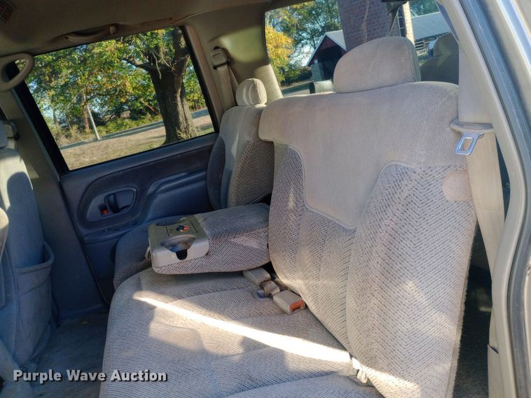 image for item DW0834 1998 GMC Suburban 2500  SUV