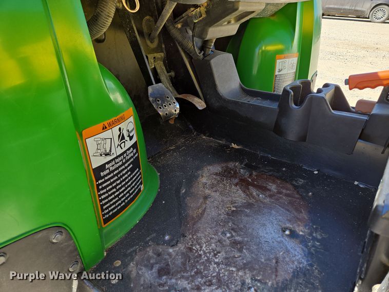 image for item DW2501 2013 John Deere 825 utility vehicle