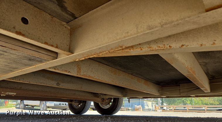 image for item DW2502 2008 United Expressline enclosed cargo trailer