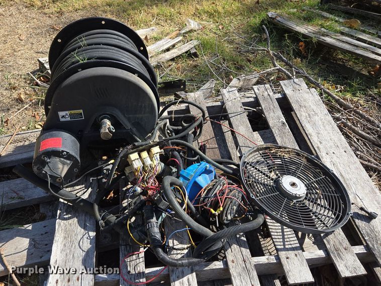 image for item EE8668 John Deere  200 sprayer tank 