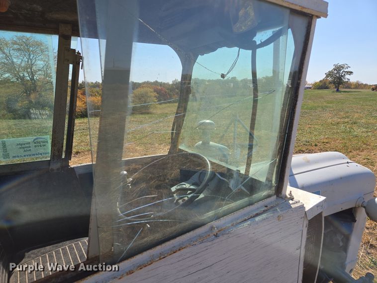 image for item EE8683 Ford  4000 tractor