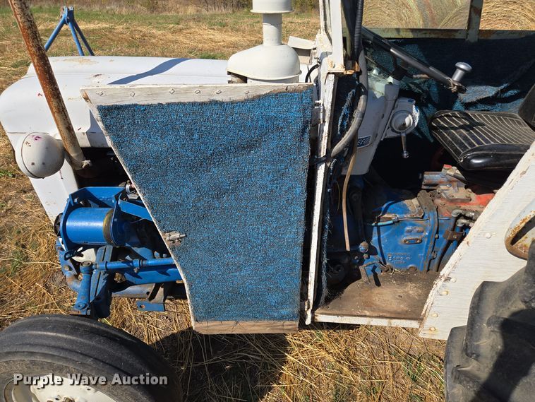 image for item EE8683 Ford  4000 tractor