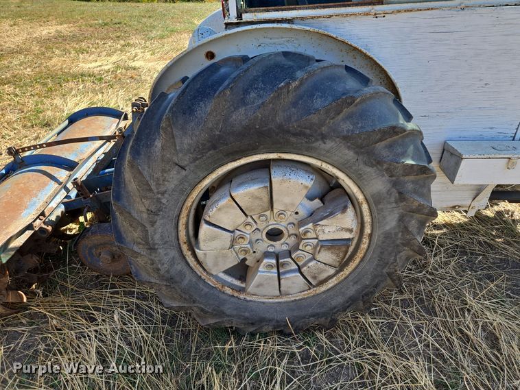 image for item EE8683 Ford  4000 tractor