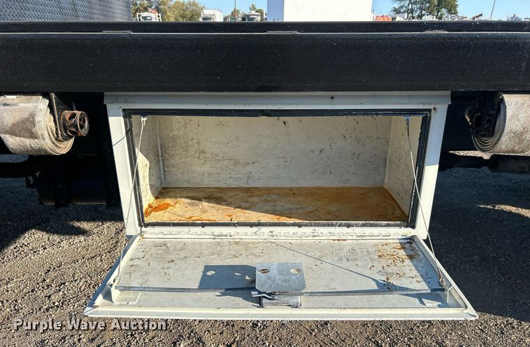 image for item EG2171 1998 Ford F800 flatbed truck