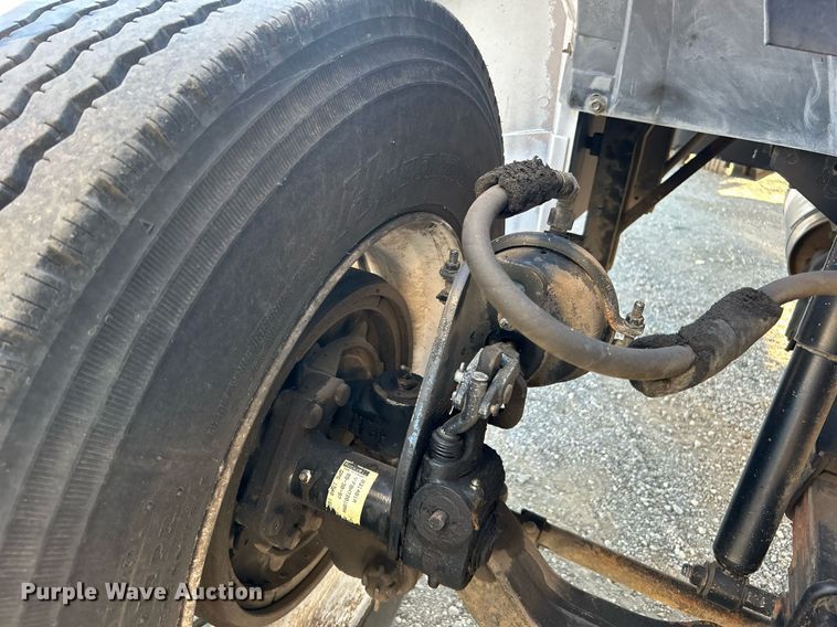 image for item EG2171 1998 Ford F800 flatbed truck