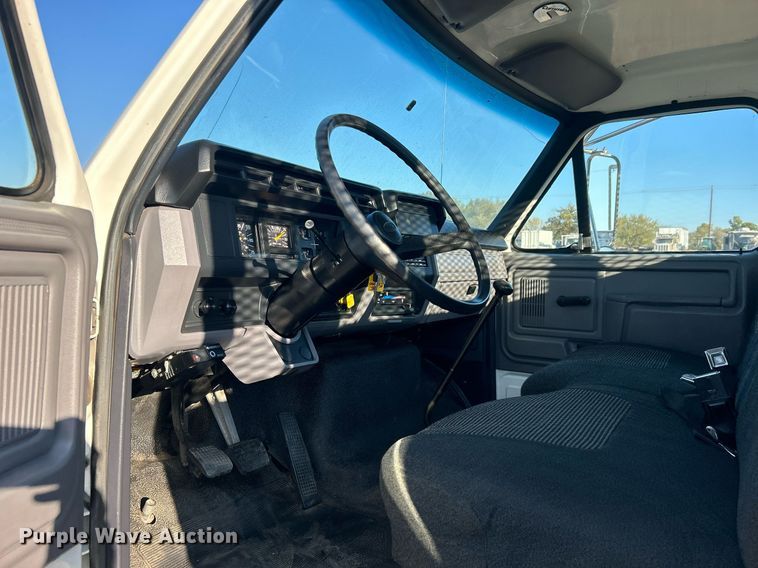 image for item EG2171 1998 Ford F800 flatbed truck