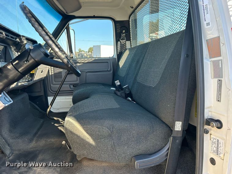 image for item EG2171 1998 Ford F800 flatbed truck