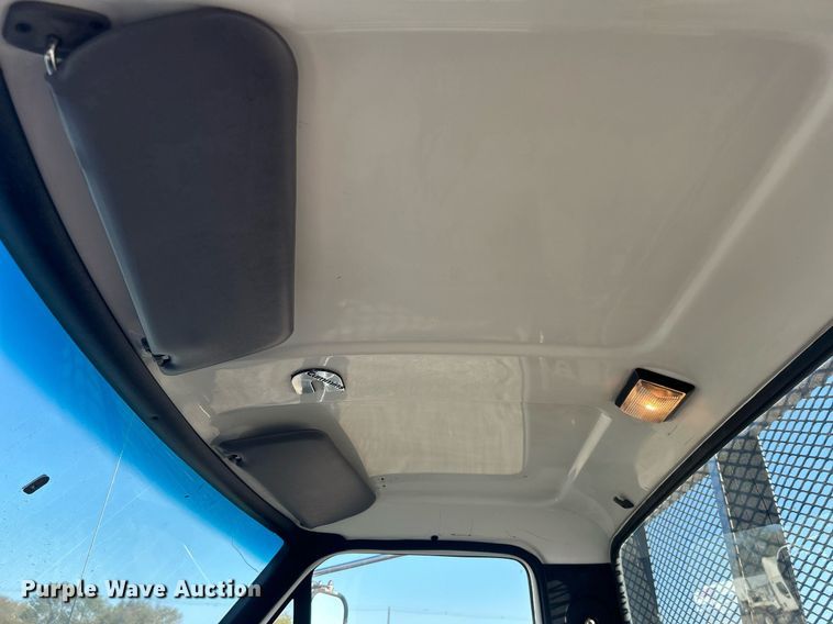 image for item EG2171 1998 Ford F800 flatbed truck