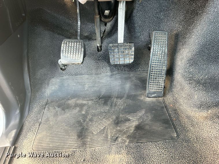 image for item EG2171 1998 Ford F800 flatbed truck