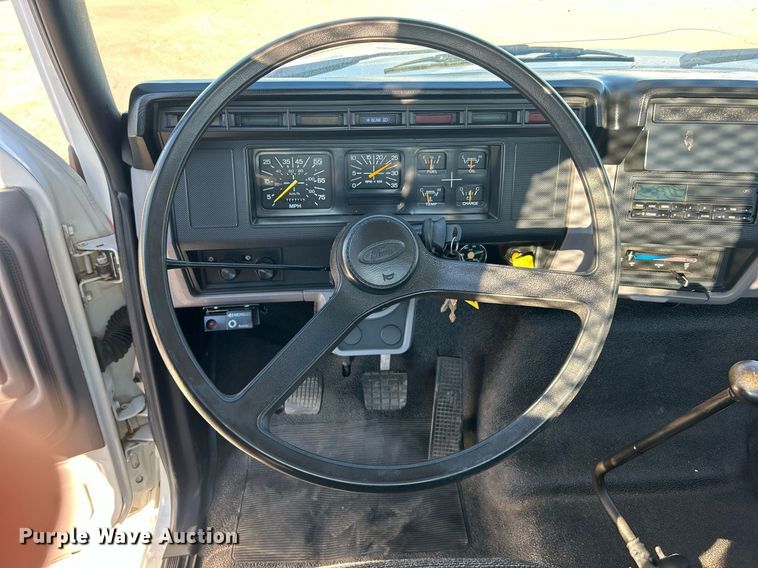 image for item EG2171 1998 Ford F800 flatbed truck