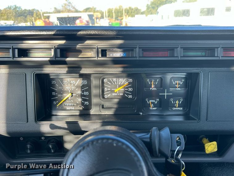 image for item EG2171 1998 Ford F800 flatbed truck