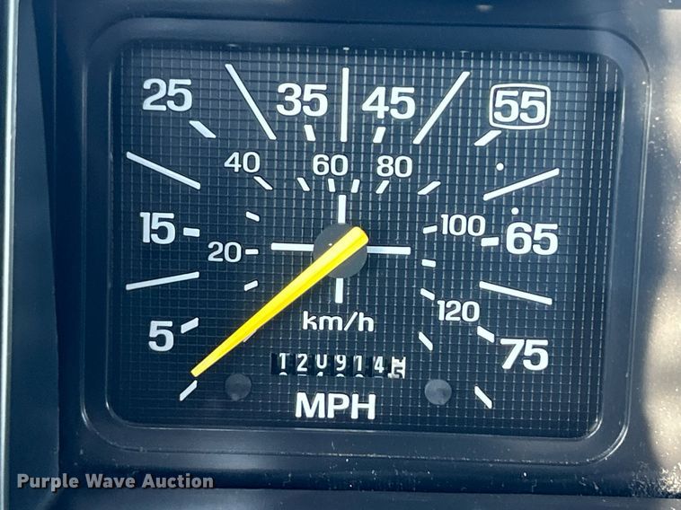 image for item EG2171 1998 Ford F800 flatbed truck