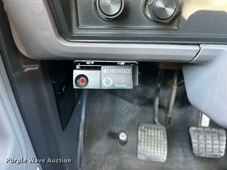 image for item EG2171 1998 Ford F800 flatbed truck