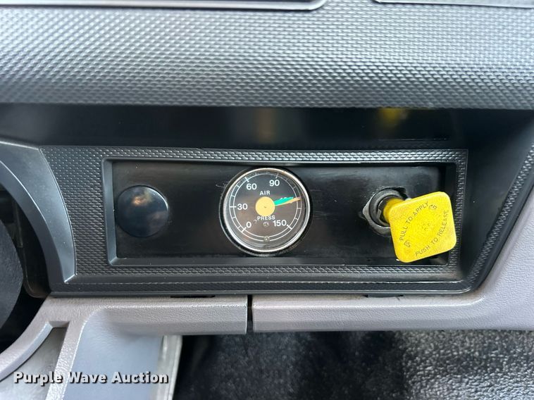 image for item EG2171 1998 Ford F800 flatbed truck