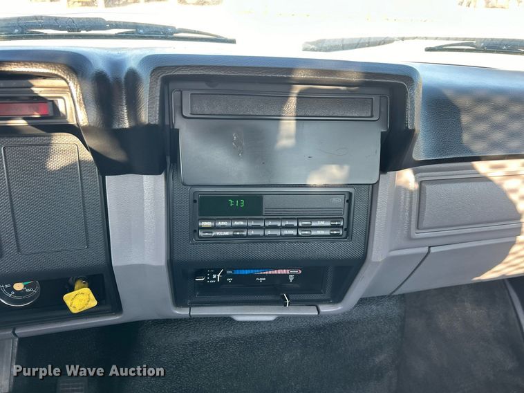 image for item EG2171 1998 Ford F800 flatbed truck