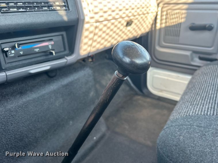 image for item EG2171 1998 Ford F800 flatbed truck