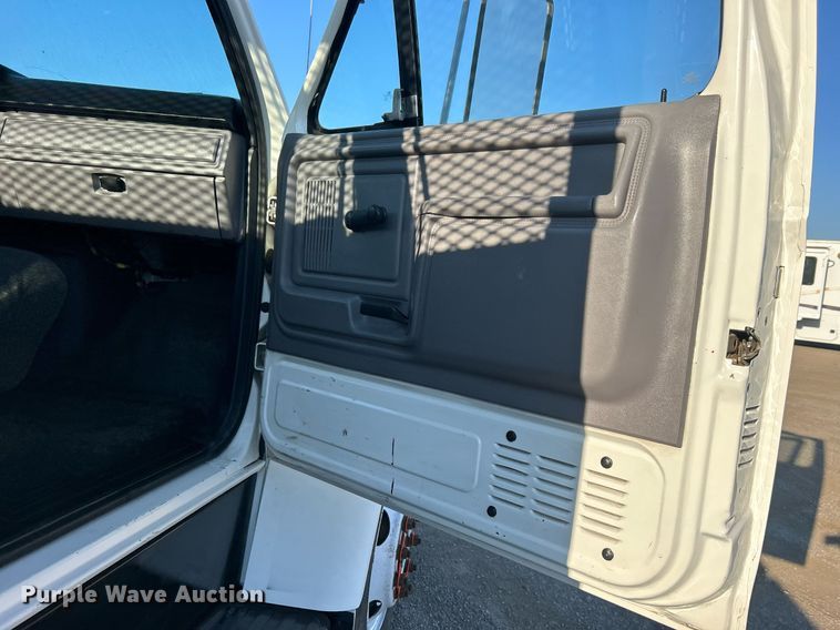 image for item EG2171 1998 Ford F800 flatbed truck