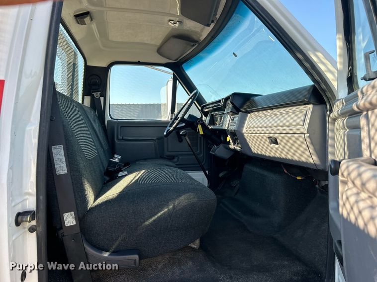 image for item EG2171 1998 Ford F800 flatbed truck