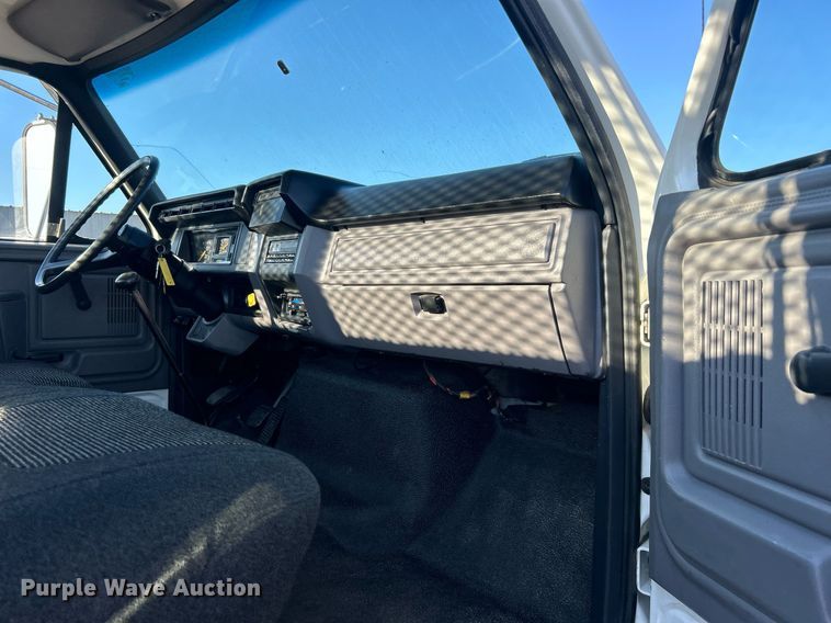 image for item EG2171 1998 Ford F800 flatbed truck