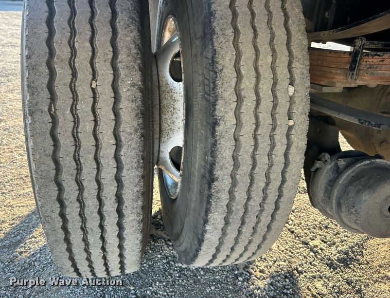 image for item EG2171 1998 Ford F800 flatbed truck