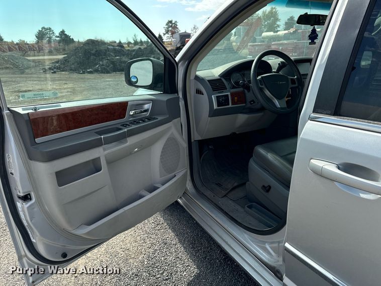 image for item EG6809 2009 Chrysler Town and country touring van