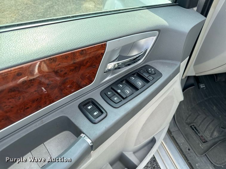 image for item EG6809 2009 Chrysler Town and country touring van