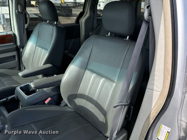 image for item EG6809 2009 Chrysler Town and country touring van