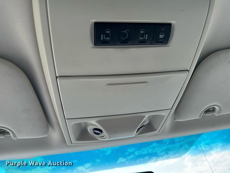 image for item EG6809 2009 Chrysler Town and country touring van