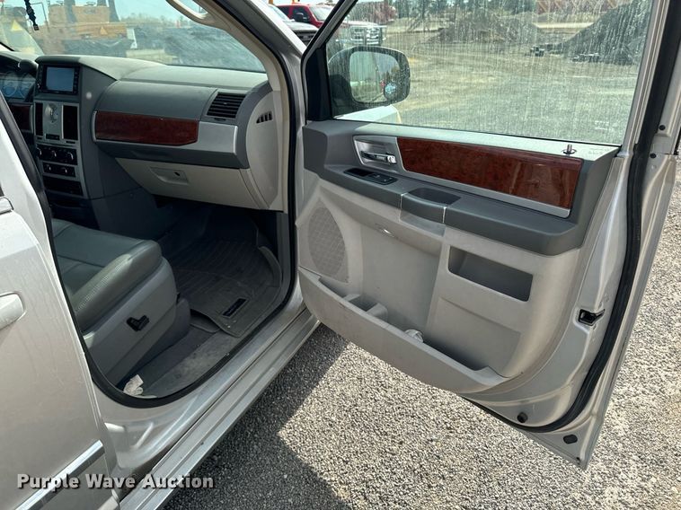 image for item EG6809 2009 Chrysler Town and country touring van