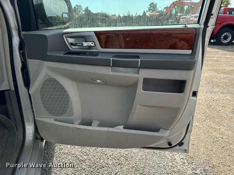 image for item EG6809 2009 Chrysler Town and country touring van