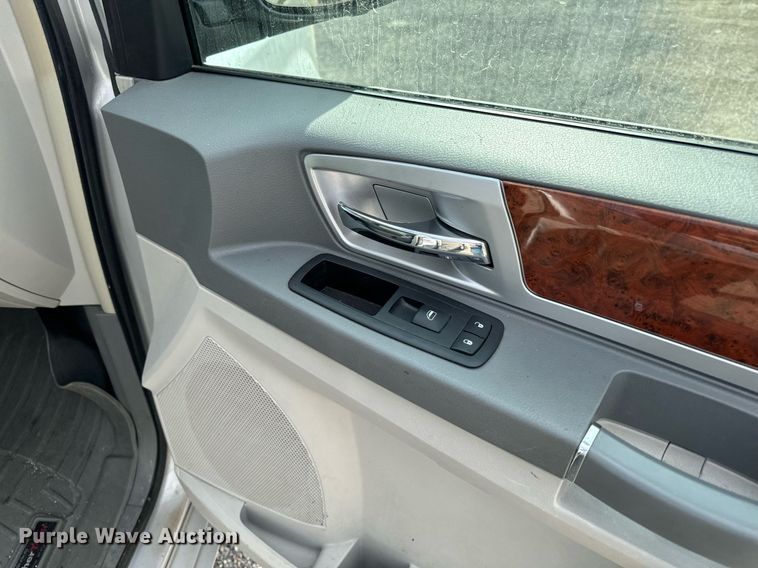 image for item EG6809 2009 Chrysler Town and country touring van