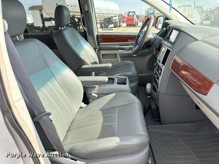 image for item EG6809 2009 Chrysler Town and country touring van