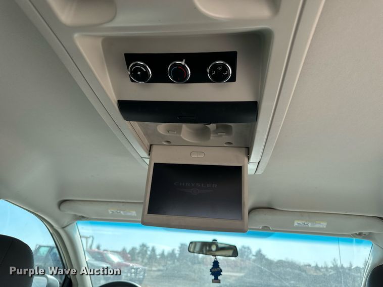 image for item EG6809 2009 Chrysler Town and country touring van