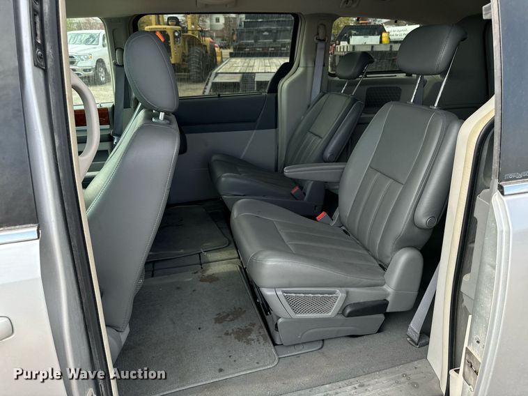 image for item EG6809 2009 Chrysler Town and country touring van