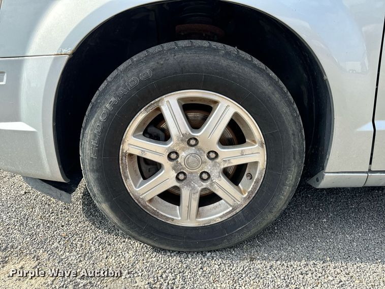 image for item EG6809 2009 Chrysler Town and country touring van