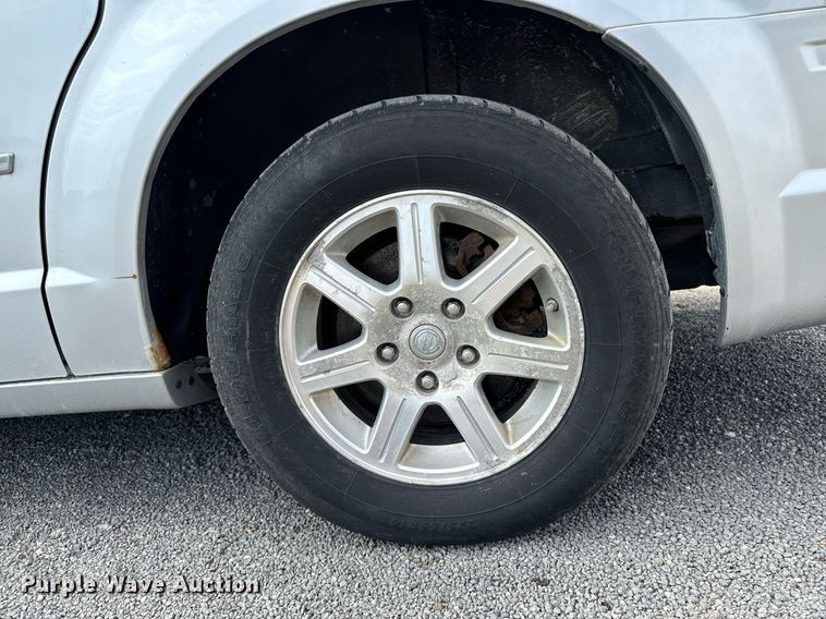 image for item EG6809 2009 Chrysler Town and country touring van