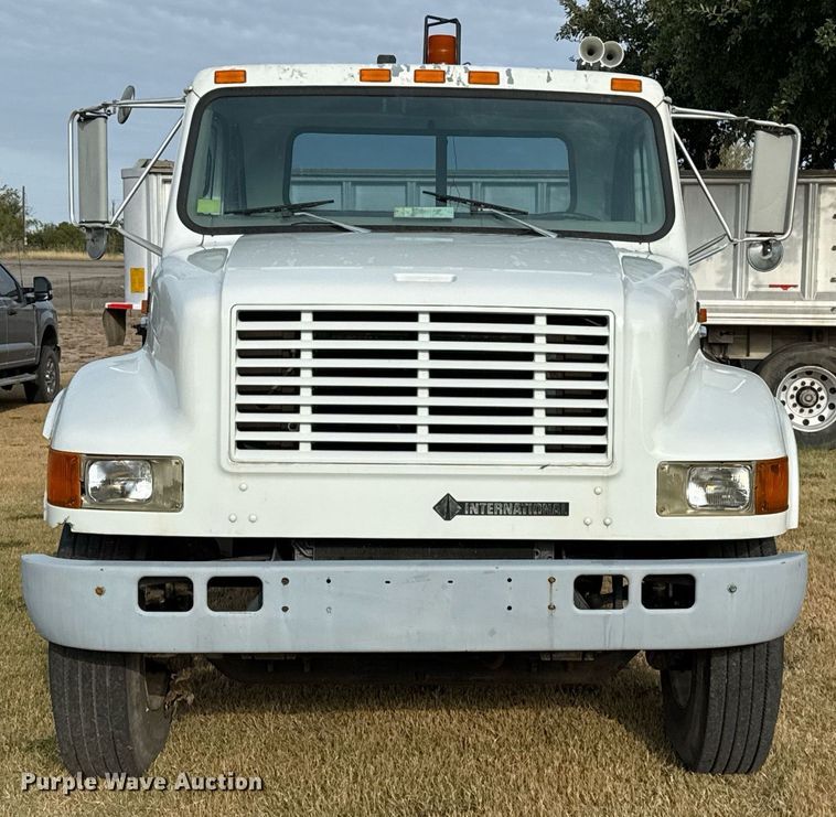 image for item EJ3117 1997 International  4900 semi truck