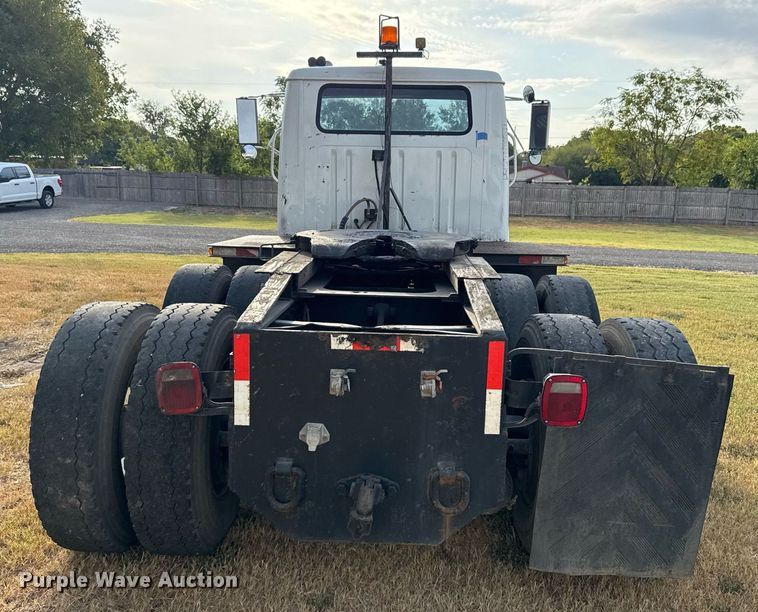 image for item EJ3117 1997 International  4900 semi truck