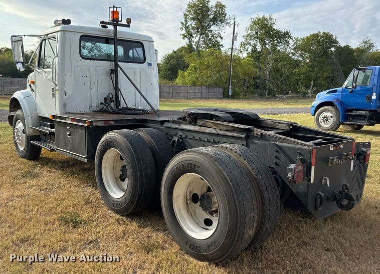 image for item EJ3117 1997 International  4900 semi truck
