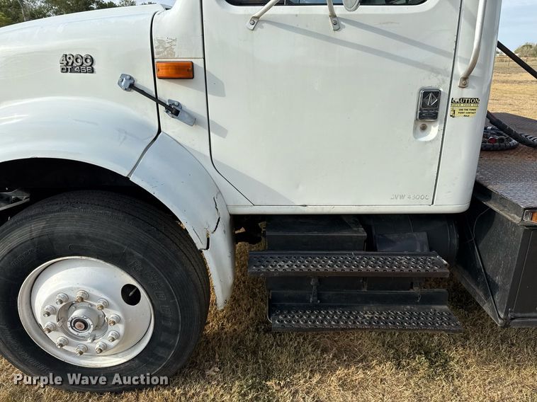 image for item EJ3117 1997 International  4900 semi truck