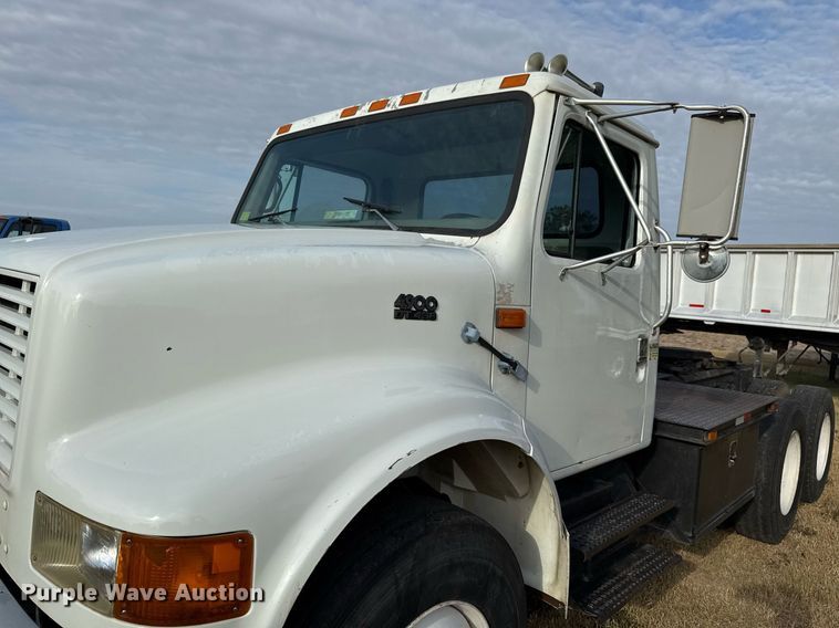 image for item EJ3117 1997 International  4900 semi truck