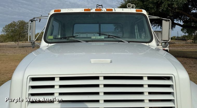 image for item EJ3117 1997 International  4900 semi truck