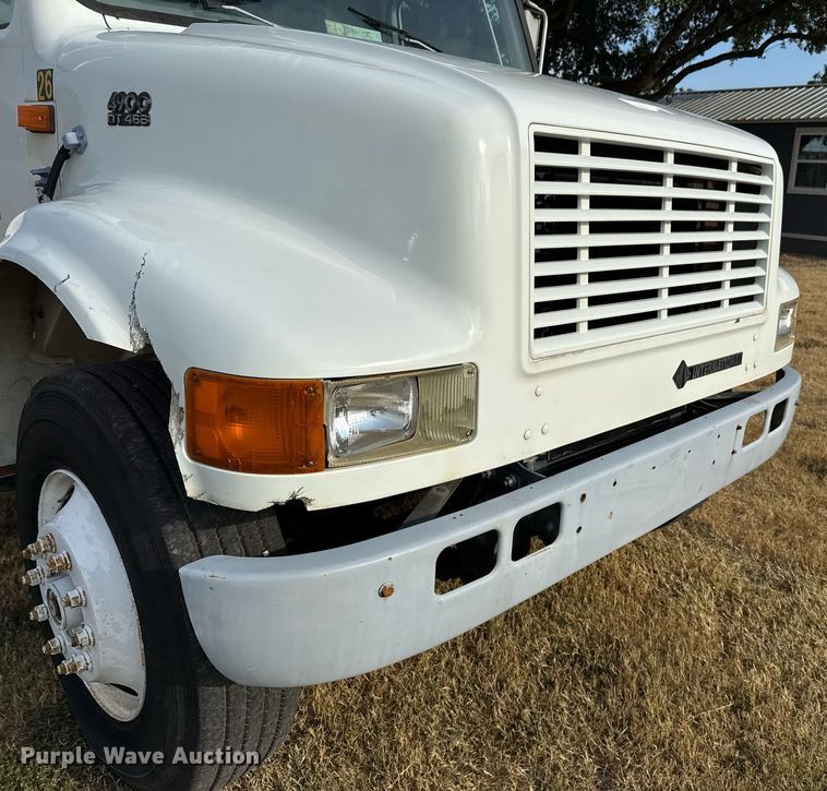 image for item EJ3117 1997 International  4900 semi truck