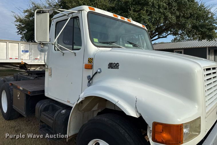 image for item EJ3117 1997 International  4900 semi truck