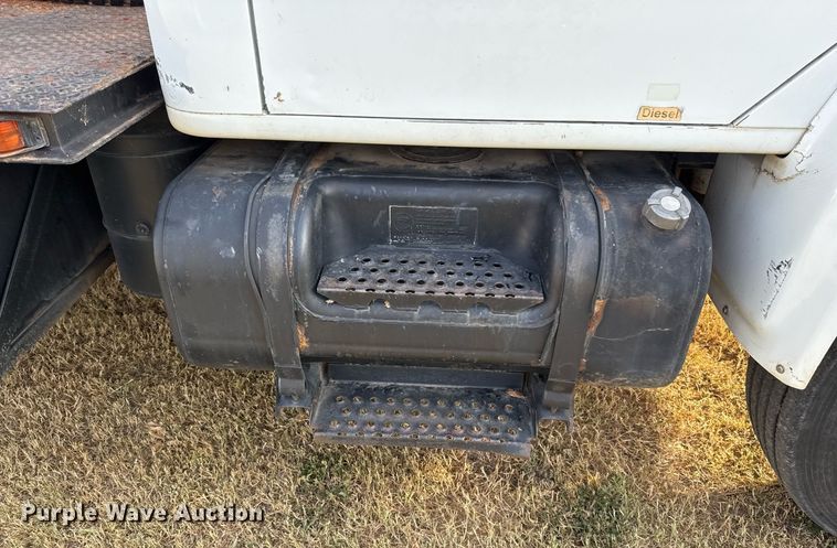 image for item EJ3117 1997 International  4900 semi truck