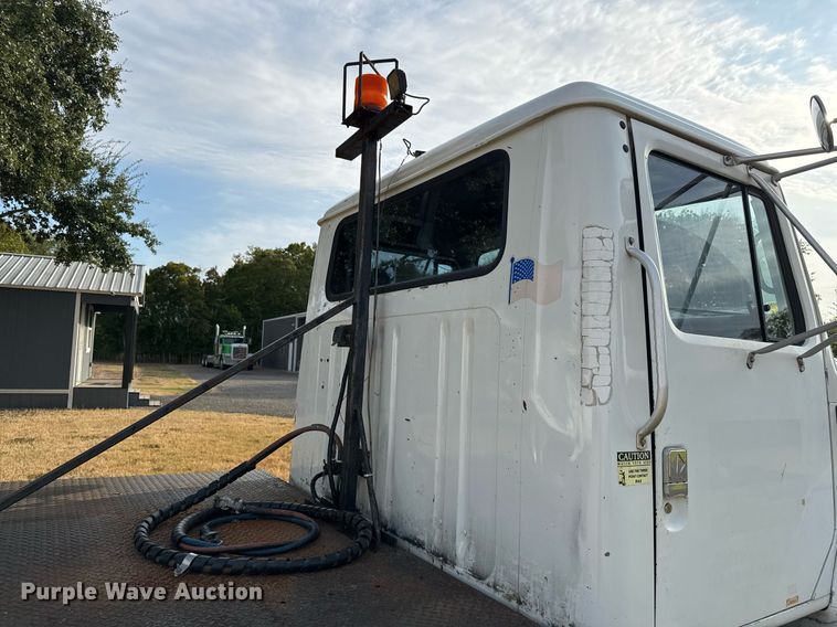 image for item EJ3117 1997 International  4900 semi truck