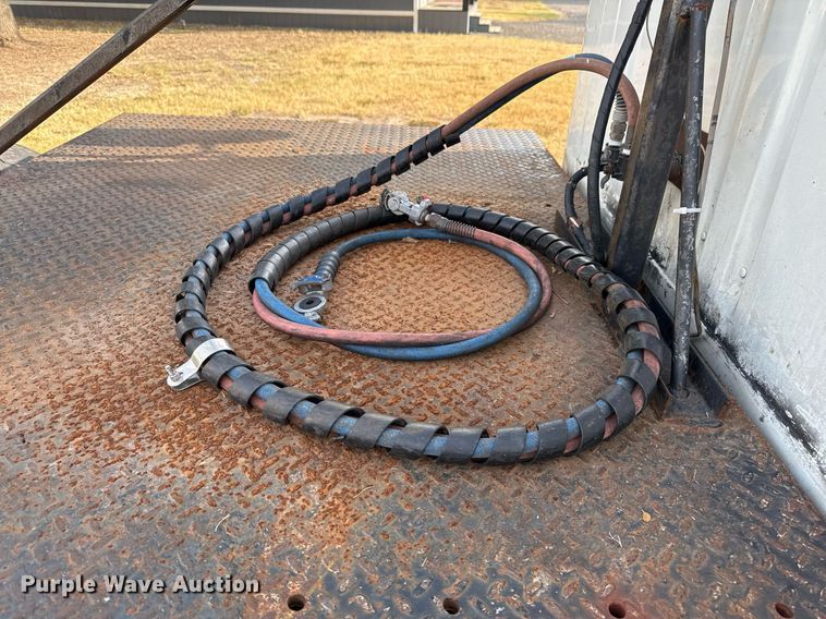 image for item EJ3117 1997 International  4900 semi truck