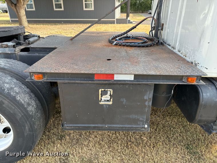 image for item EJ3117 1997 International  4900 semi truck